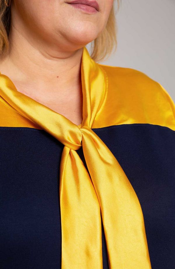 Granatowa tunika z żółtą krawatką