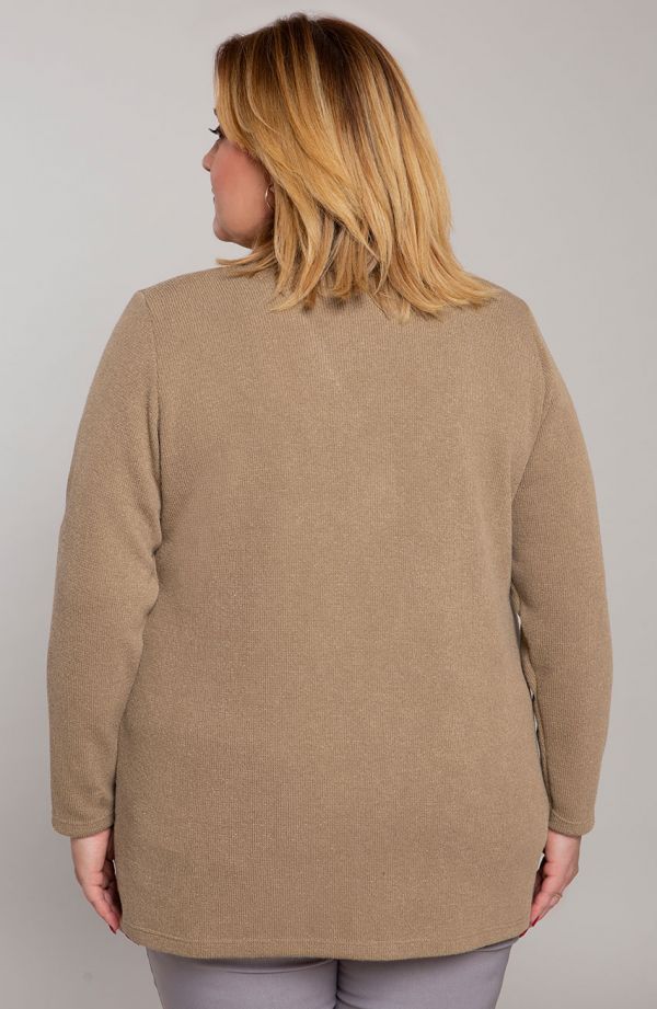 Piaskowy sweter z guzikiem