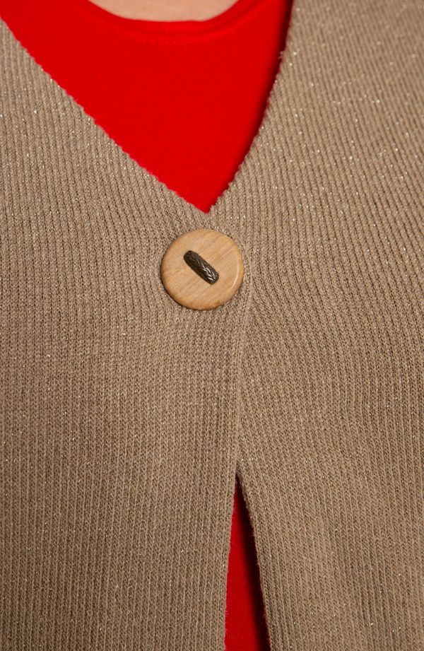 Piaskowy sweter z guzikiem