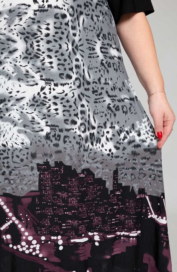 Szara sukienka w fioletowe miasto