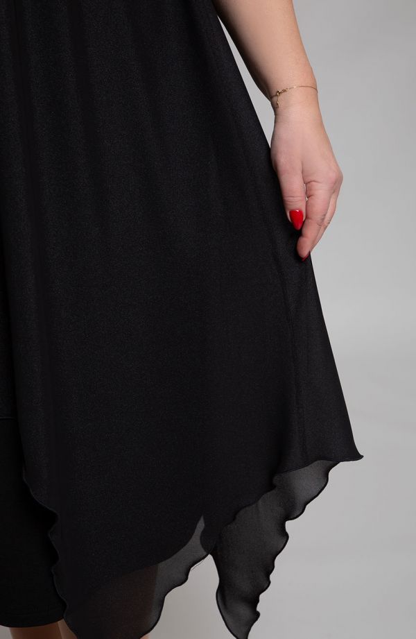 Czarna sukienka z ażurowym karczkiem