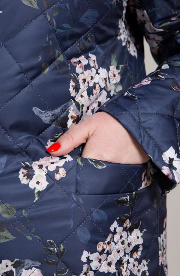 Granatowa pikowana kurtka w kwiaty