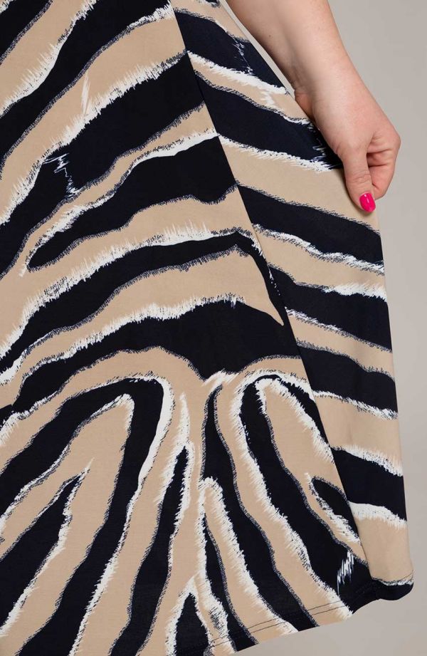 Rozkloszowana sukienka beżowa zebra