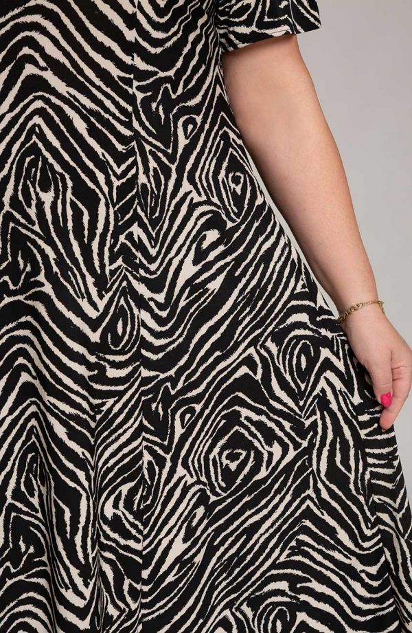 Rozkloszowana sukienka czarno beżowa zebra