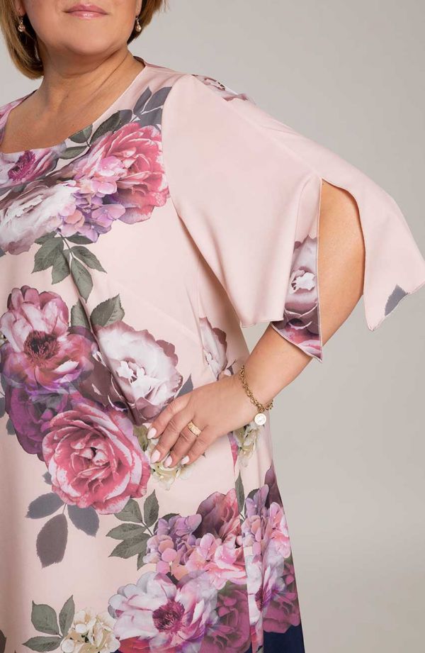 Różowa sukienka kwiatowe bukiety