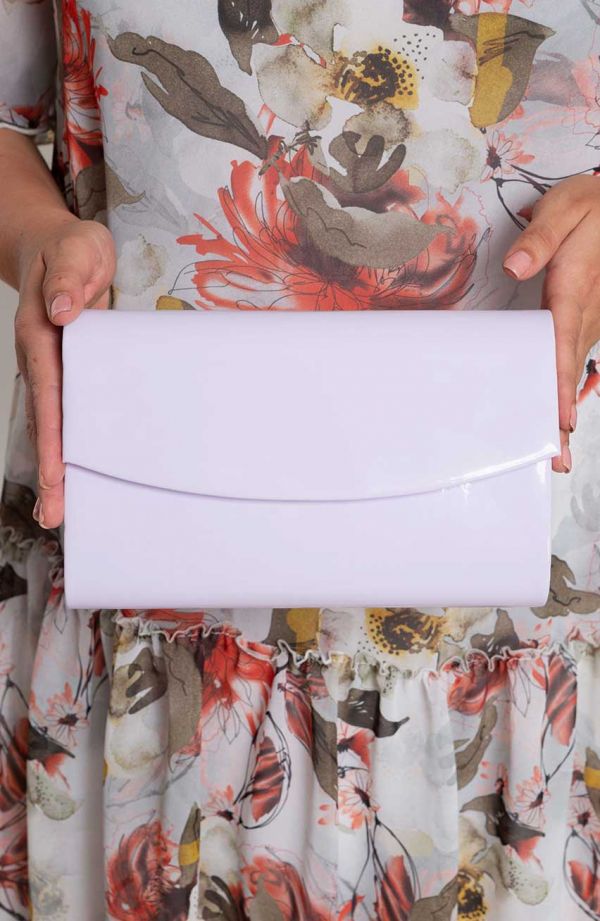 Lakierowana kopertówka w liliowym kolorze