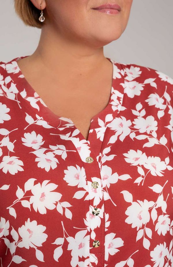 Czerwona bluzka koszulowa w białe kwiaty