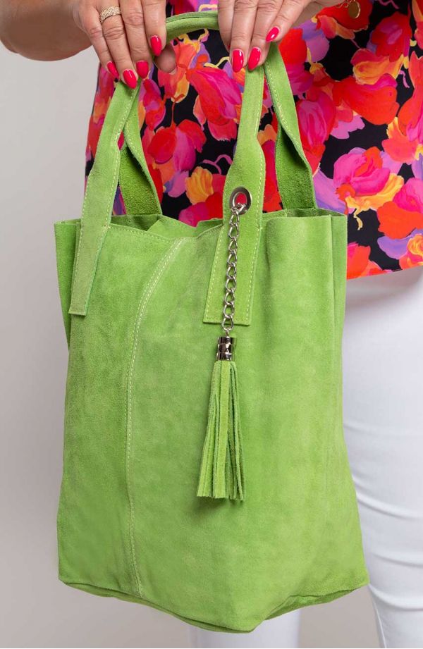 Zielona zamszowa torebka z frędzelkami