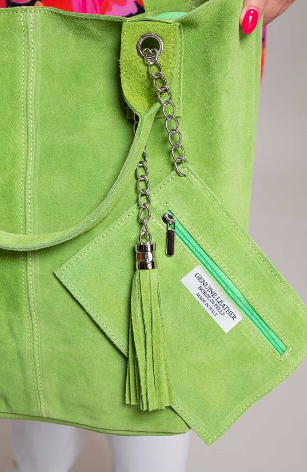 Zielona zamszowa torebka z frędzelkami