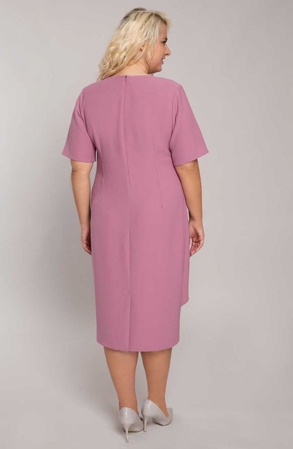 Elegancka fioletowa sukienka z broszką