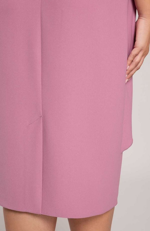 Elegancka fioletowa sukienka z broszką