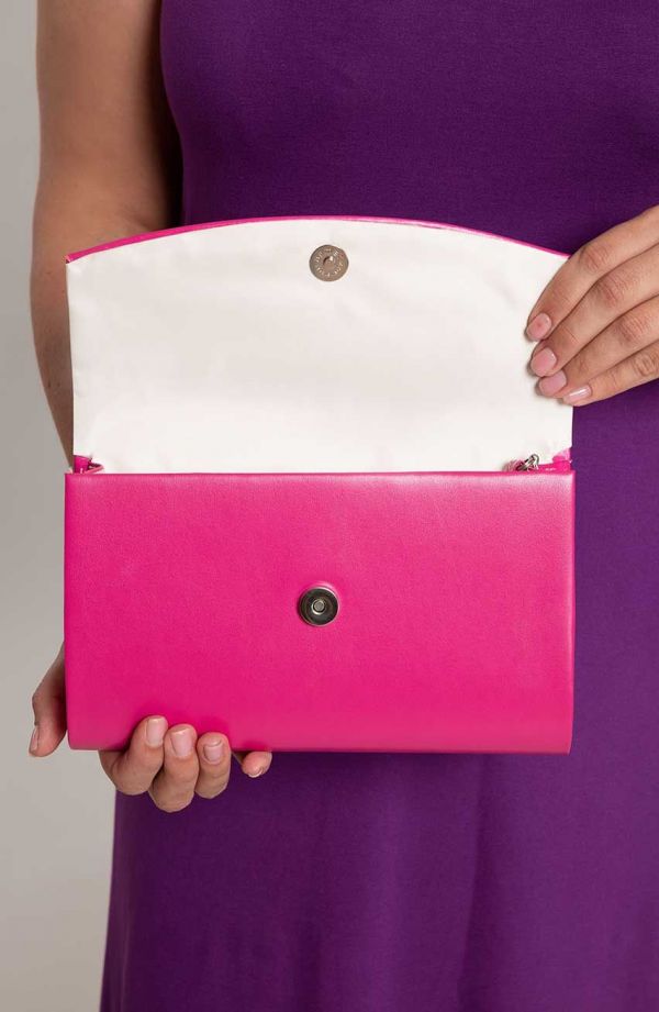 Matowa kopertówka w różowym kolorze