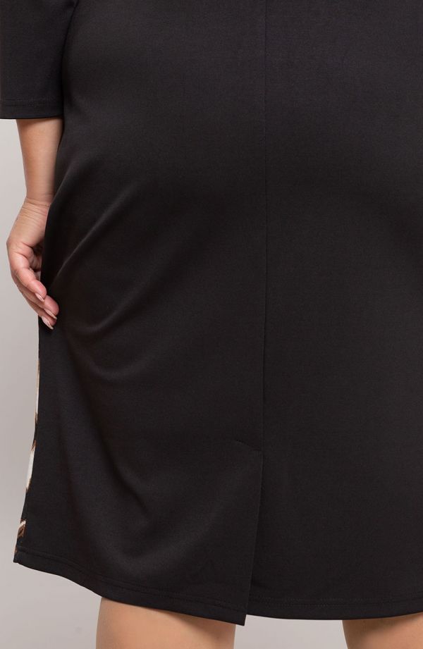 Czarna sukienka z panterkowym bokiem