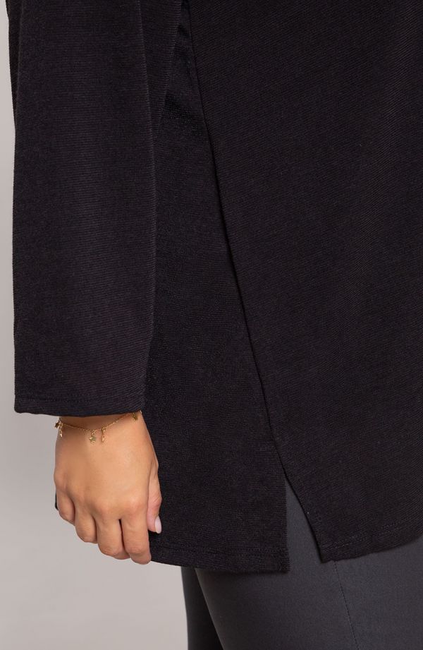 Ciepła bluzka sweterkowa w kolorze czerni