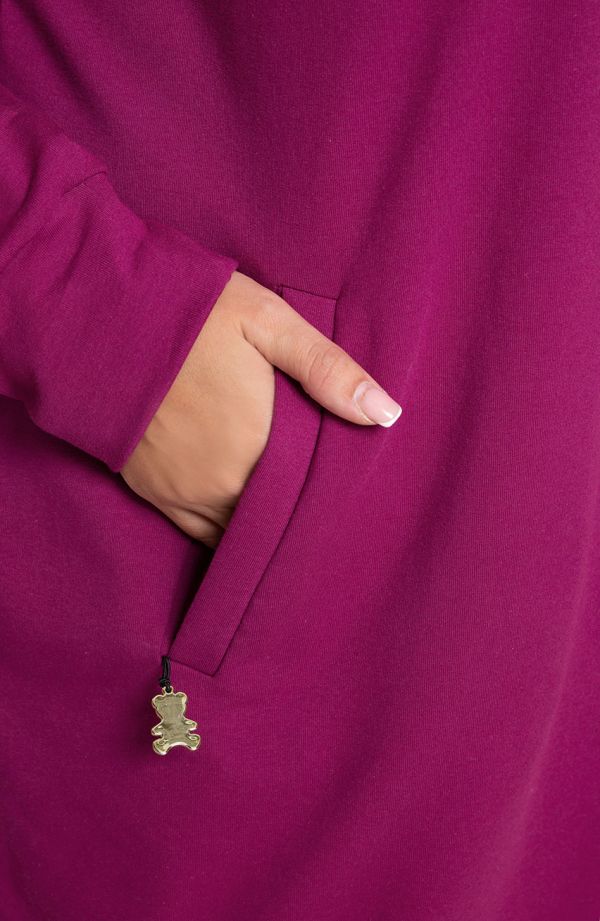 Purpurowa bluza z kapturem i kieszeniami