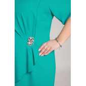 Elegancka seledynowa sukienka z broszką