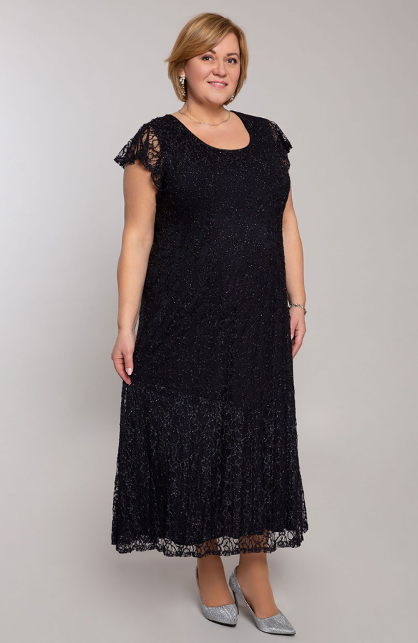 Długa koronkowa sukienka w czarnym kolorze