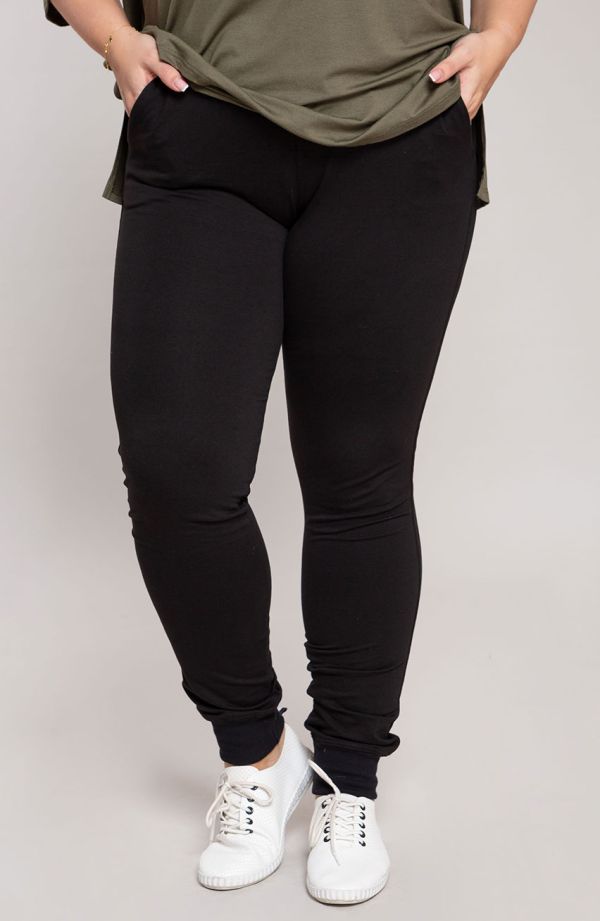 Czarne spodnie dresowe plus size dla puszystych ze ściągaczem
