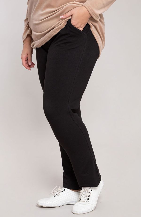 Czarne spodnie dresowe plus size dla puszystych z kieszeniami