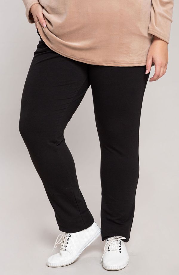 Czarne spodnie dresowe plus size dla puszystych z kieszeniami