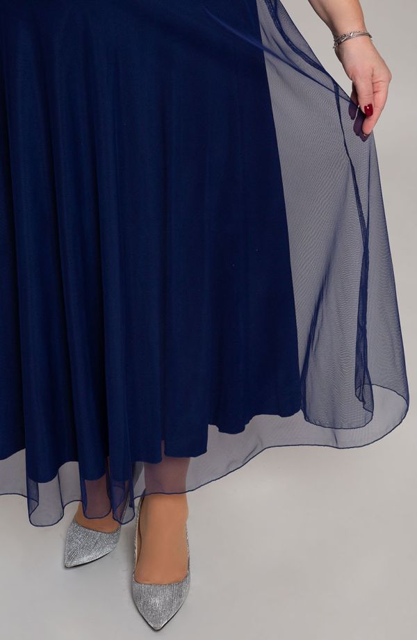 Granatowa suknia z cekinową koronką