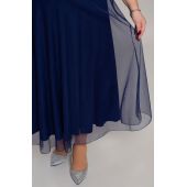 Granatowa suknia z cekinową koronką