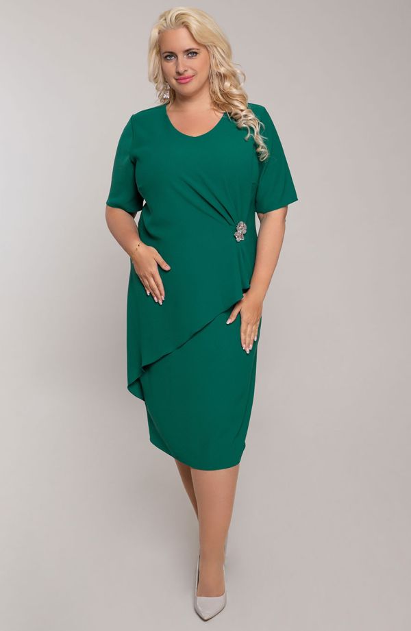Elegancka zielona sukienka z broszką