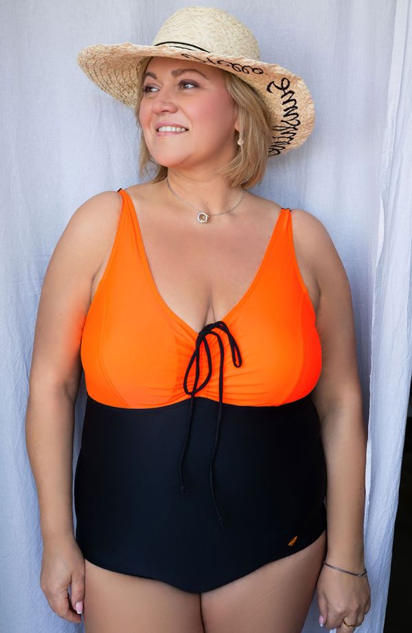 Oranżowy jednoczęściowy strój kąpielowy