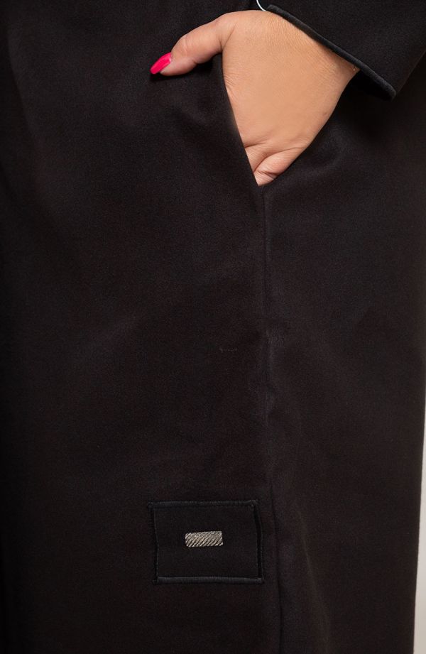 Flauszowy płaszczyk w czarnym kolorze