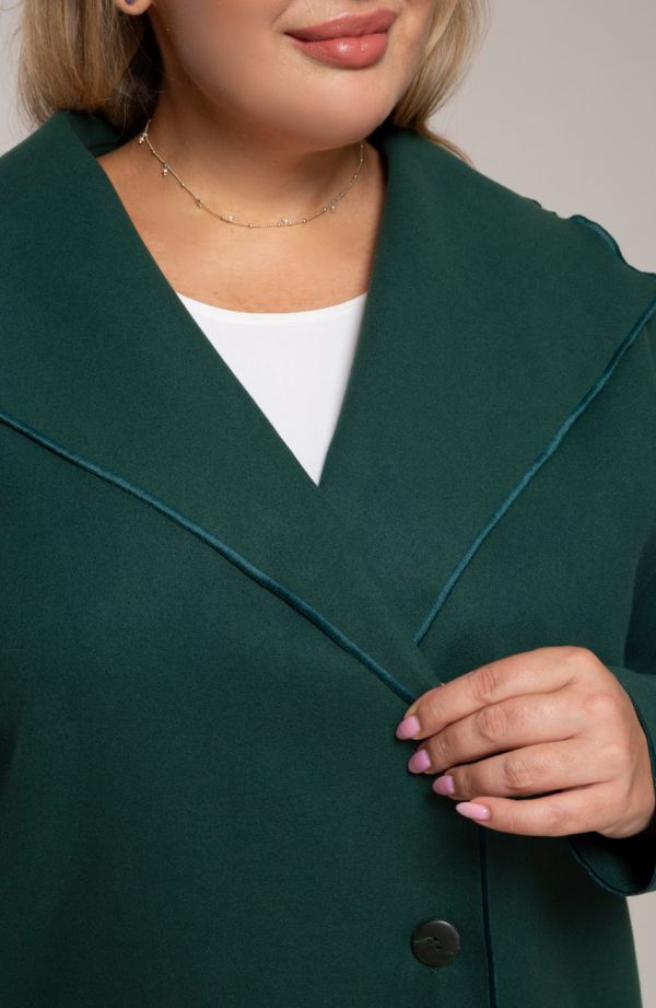 Flauszowy płaszczyk w zielonym kolorze