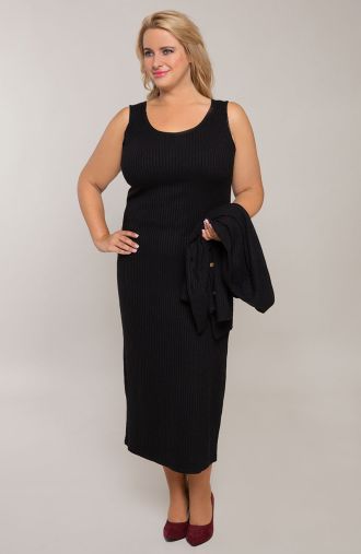 Czarna prążkowana sukienka ze sweterkiem