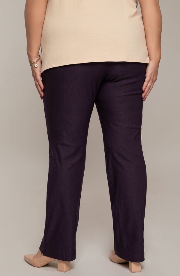 Dłuższe proste spodnie plus size dla puszystych w kolorze bakłażanu