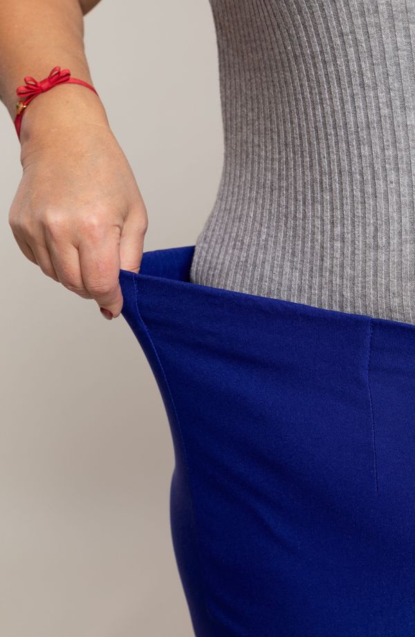 Dłuższe proste spodnie plus size dla puszystych w kolorze chabru