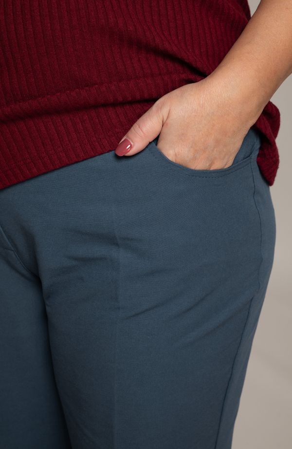 Eleganckie spodnie plus size dla puszystych w kolorze jasnego granatu