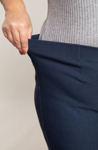 Dłuższe proste spodnie w kolorze ciemnego granatu