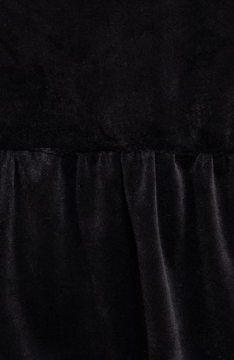 Welurowa czarna sukienka z falbanką