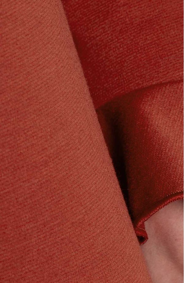 Asymetryczna czerwona tunika z broszką