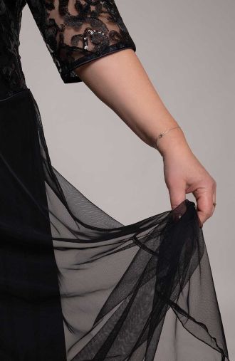 Czarna suknia z cekinową koronką