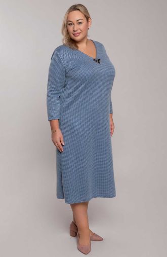 Niebieska sukienka we wzory