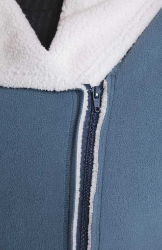 Przejściowa niebieska kurtka typu baranek