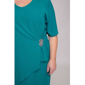 Elegancka turkusowa sukienka z broszką