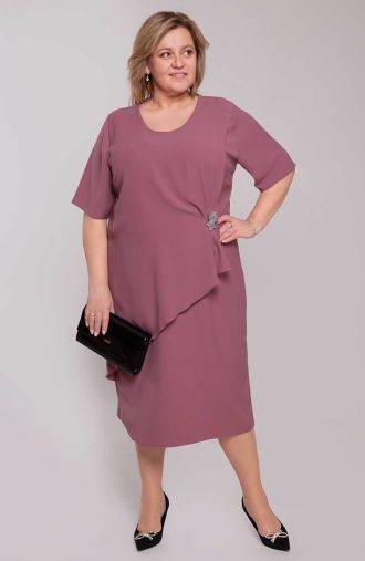 Elegancka liliowa sukienka z broszką <span> - sukienki plus size</span>