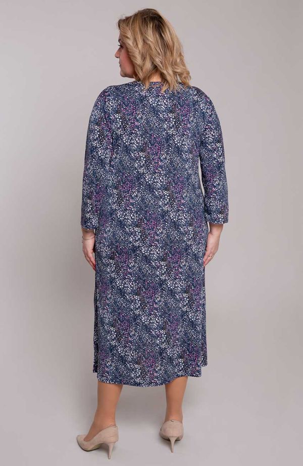 Granatowa sukienka we wzory z broszką