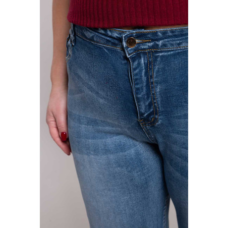 Jasne spodnie jeansowe z kieszeniami