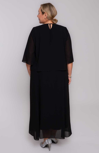 Elegancka czarna sukienka z ozdobą