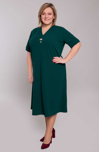 Zielona sukienka z broszką