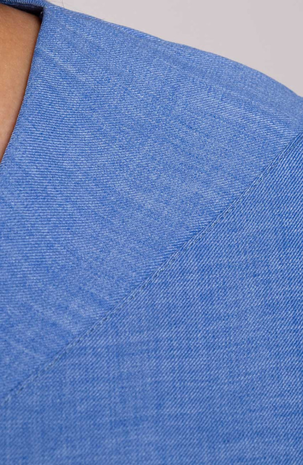 Niebieska bluzka z ozdobą