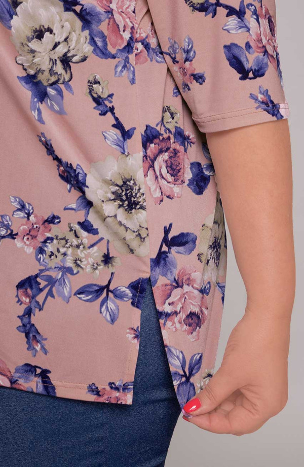 Różowa bluzka z falbanką w kwiaty