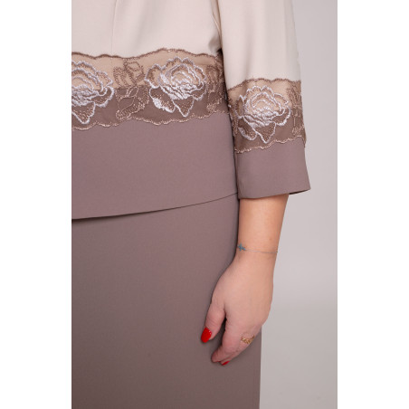 Elegancka beżowa garsonka dwukolorowa z krótkim rękawem i pasem w róże | Modne Duże Rozmiary