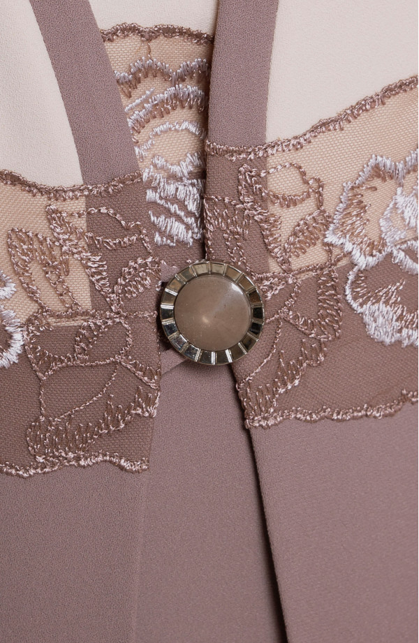 Elegancka beżowa garsonka dwukolorowa z krótkim rękawem i pasem w róże | Modne Duże Rozmiary